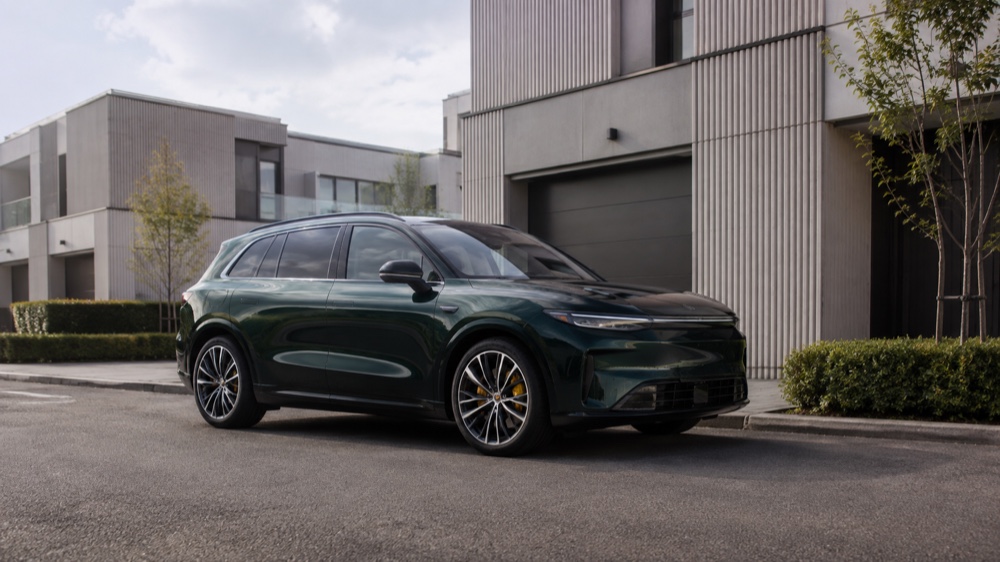 Elektrisk BMW iX1 på en lys vej i moderne omgivelser