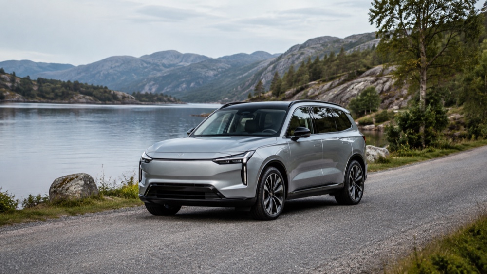 Mercedes EQB i et lyst moderne boligområde