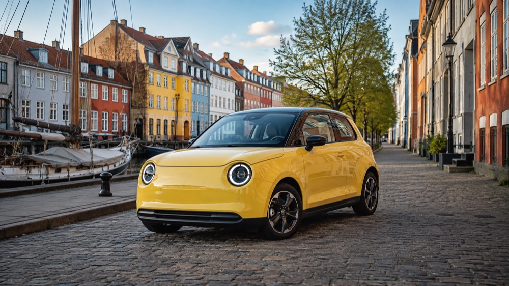 Renault 5 Electric parkeret i en lys europæisk by
